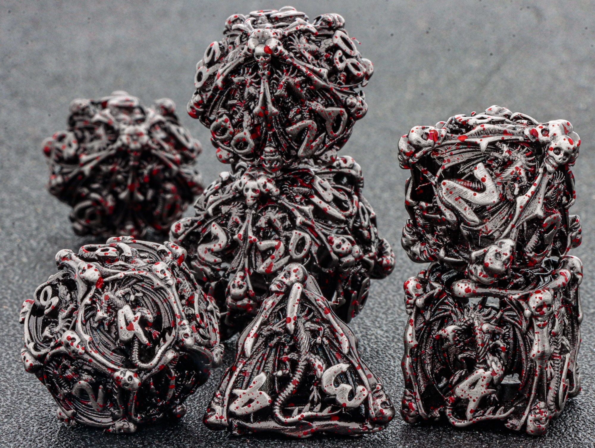 Dragon & Skull Metal dice. Absolutely balanced. New Metal Hollow Dragon Dice. It is perfectly balanced when rolling them. Exquisite design. The dragon is very clearly detailed. The dice clash together with a very crisp sound! Excellent handmade workmanship! Clear figures with delicate dragon details. Perfect for a variety of tabletop PRG games (e.g. Dungeons and Dragons, board games, etc.). These DND DICE are available in a variety of colors. Very comfortable in the hand. Good entertainment for Dragon Dies, Star Lord, Perfect Christmas Gifts, Exquisite Design, Roleplaying Game, Dice, Dungeons And Dragons, Board Games, Hollow