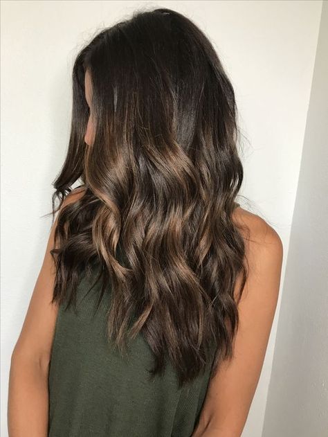 10 tonos balayage ideales para cabello oscuro 1. Tonos moka. Si no quieres un cambio radical, checa con este tinte balayage. De esta forma no cambiarás mucho tu tinte de pelo, sino que sólo le darás más brillo a tu cabello. Este también es el balayage en morenas que lucirá muy natural Hair Color Balayage, Brunette Hair Color, Ombre Hair, Hair Highlights, Rich Brunette, Brown Balayage, Caramel Highlights, Caramel Balayage, Caramel Hair