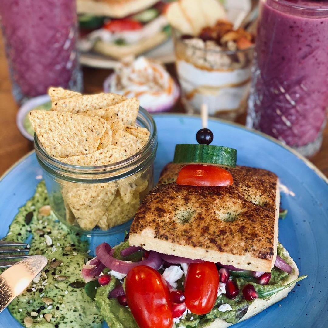 Barista Cafe Zoetermeer To Go🥤 on Instagram: “L U N C H B O X ✨ • Dagelijks een verse lunchbox te bestellen voor €14,95 per persoon! • Wat zit er allemaal in? Keuze uit een keerlijk…” Lunchbox, Barista, Cafe, Cheese, Instagram, Food, Essen, Meals, Yemek