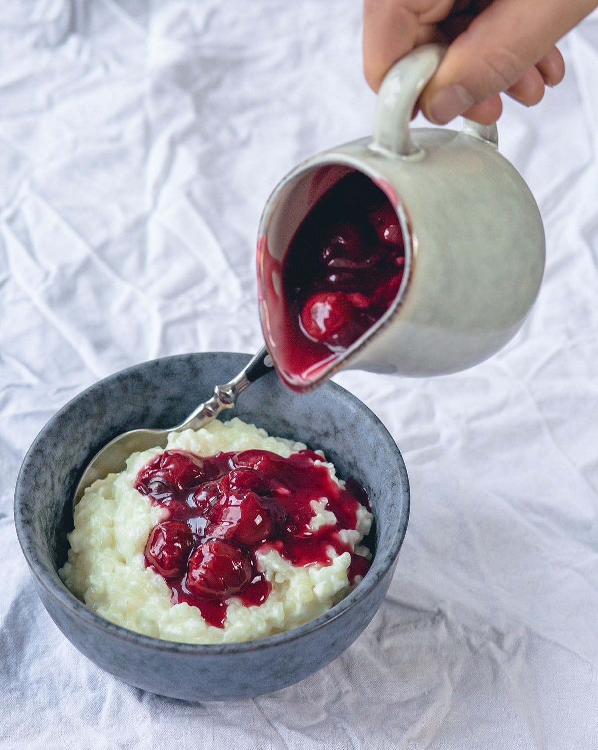 leckerer cremiger Milchreis mit Kirschsauce weckt Kindheitserinnerungen ...