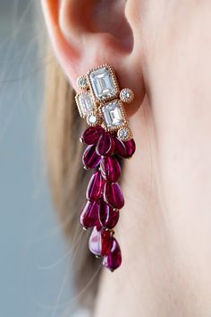 One of a kind jewelry drop ruby earrings style with emerald shaped diamond sparkle in REZA High Jewelry design! See more jewelry art of Paris Couture Week on my luxury jewellery blog! #diamondearrings #ruby #rubyjewelry #dropearrings Jewelry Design Earrings, Gold Earrings Designs, Ear Jewelry, Jewelry Art, Bridal Jewelry, Beaded Jewelry, Jewelery, Couture Jewelry, Diamond Jewelry