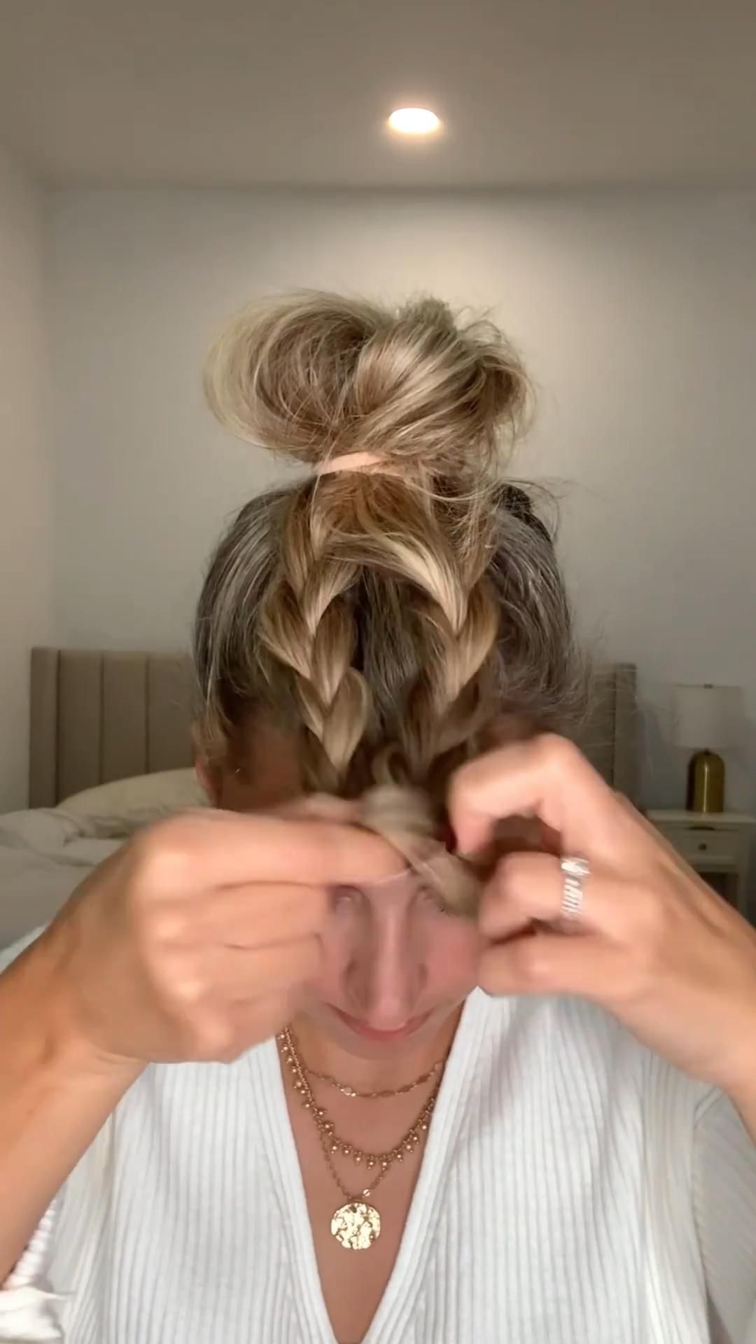 Low messy hair bun tutorial – Artofit