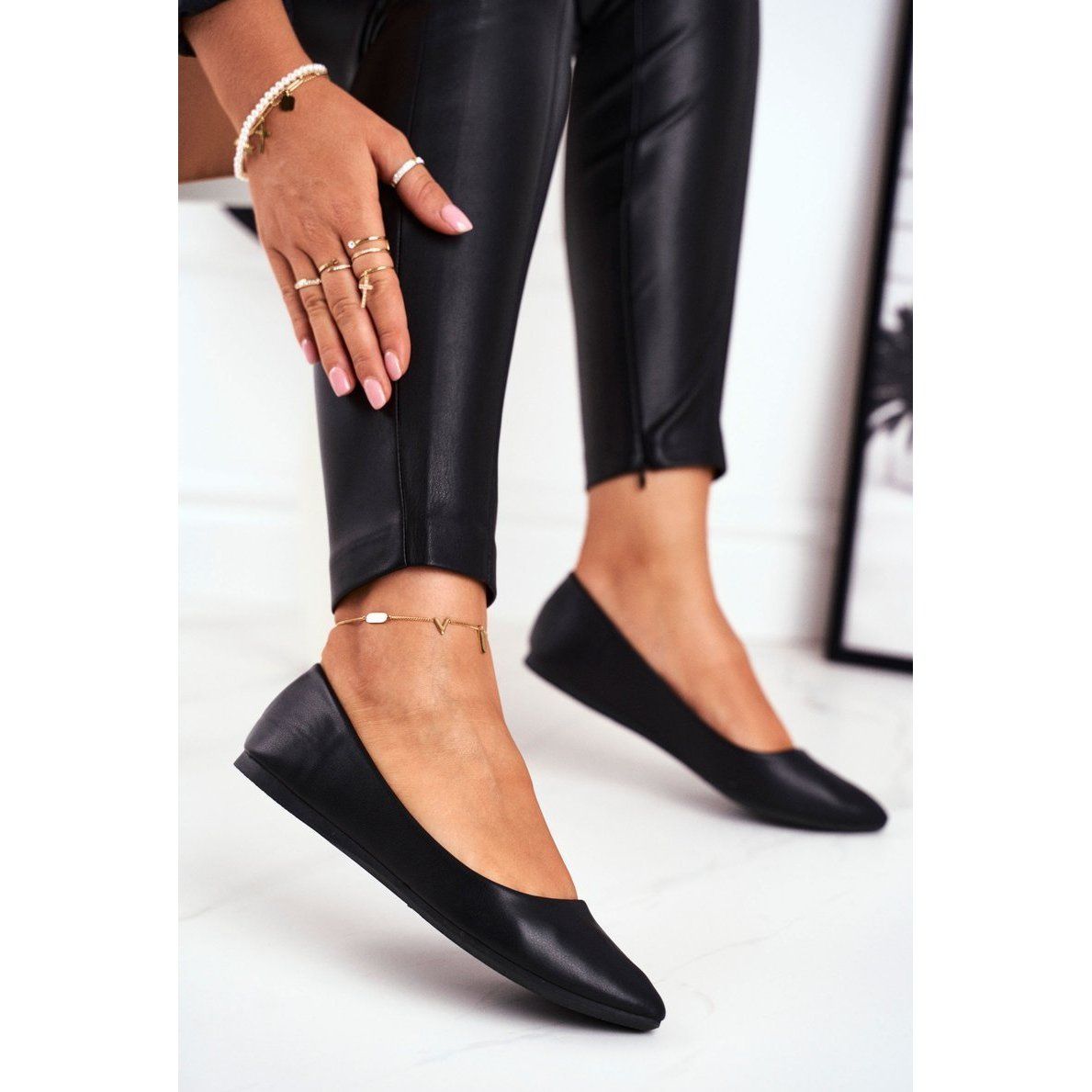 Balerinki to buty, które nigdy nie wyjdą z mody. Pasują zarówno do codziennych stylizacji jak i również podczas eleganckich przyjęć jako obuwie zastępcze, w którym przetańczymy całą noc! Miękkie, dopasowane do stopy zagwarantują komfort, o jakim zawsze marzymy. Więc nie zwlekaj i kup je już teraz. Przy wyborze rozmiaru prosimy sugerować się tabelą rozmiarów. PS1 Baleriny Damskie Eleganckie Czarne Maude. Sprawdź na butymodne.pl! PS1 Baleriny damskie w świetnej cenie. Promocje oraz darmowa dostawa Elegant Party, Dance The Night Away, Heeled Mules, Going Out, Tory Burch, Slippers, Michael Kors, Blond, Flats