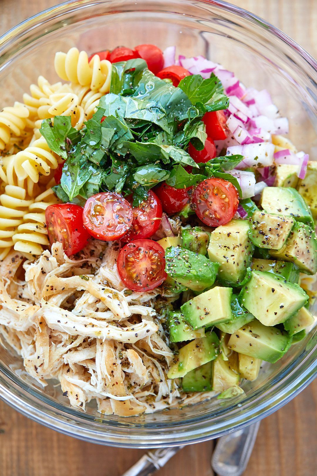 Gesunder Hühnernudelsalat mit Avocado, Tomate und Basilikum #beefhealthyrecipes