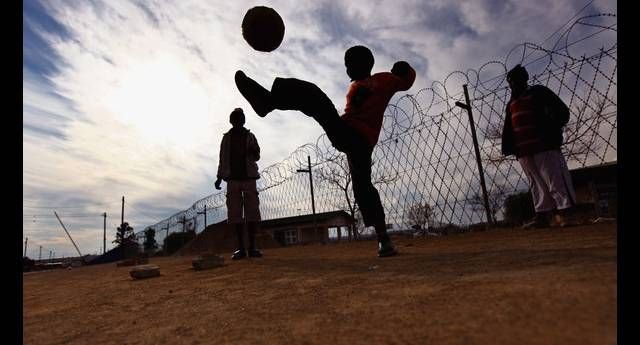 Top Oynayan Cocuk Okulun Foseptik Cukurunda Hayatini Kaybetti Street Football Soccer Life Football Photography