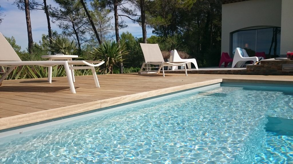 Plage de piscine en bois ipé, mobilier d\u0027extérieur design, piscine - realisation d une terrasse en beton Plage de piscine en bois ipé, mobilier d\u0027extérieur design, piscine - realisation d une terrasse en beton