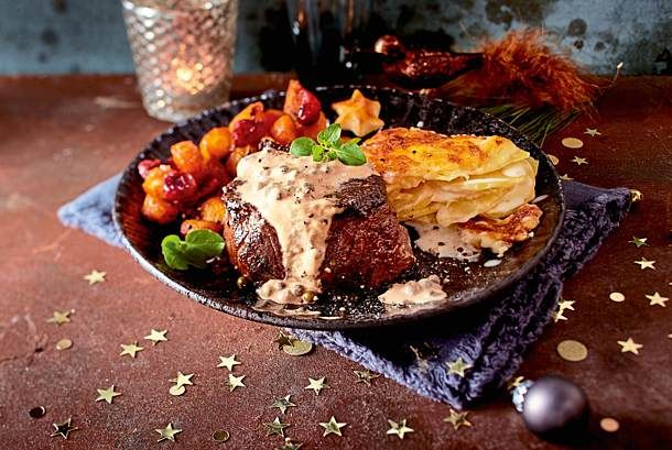 Filetsteak in Pfefferrahm, Gratin und Möhren Rezept | LECKER