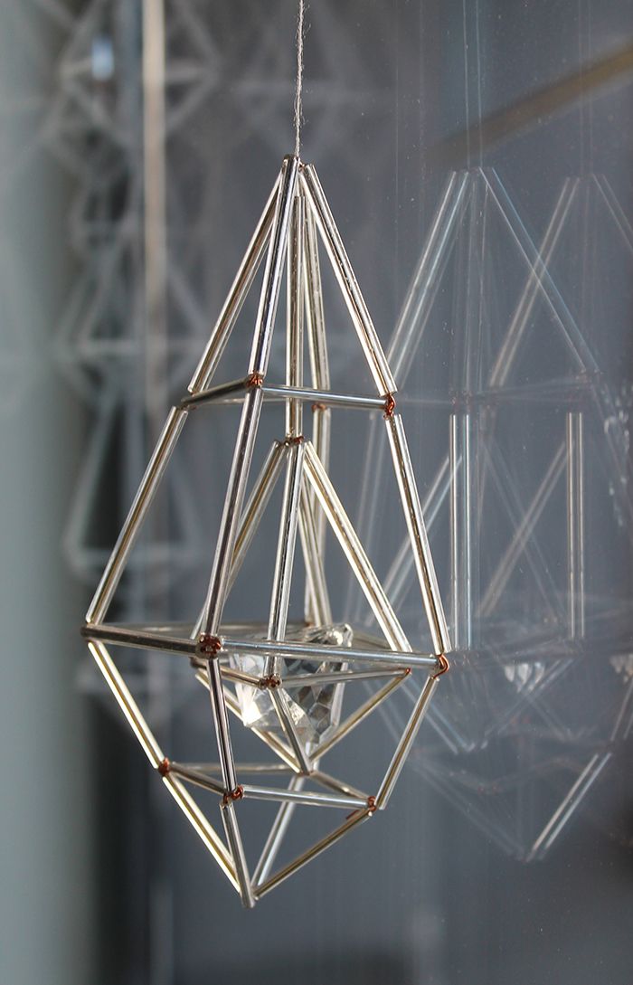 Käsityöblogi, jossa tehdään itse kaikkea mitä vain voi itse tehdä. Kierrätysideoita pukeutumisesta sisustukseen! Himmeli, Origami, Unusual Things, Bugle Beads, Hanging Decor, Beading Patterns, Hues, Chandelier, Ceiling Lights