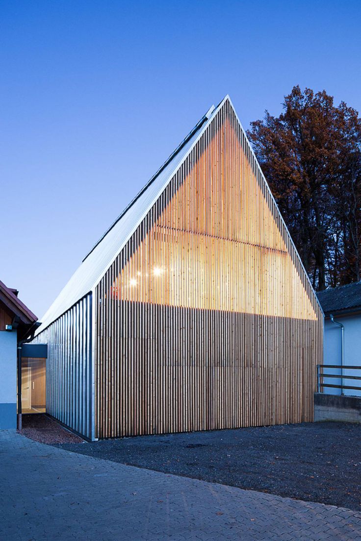 Lagerhalle für den Weinhof Scharl in St. Anna am Aigen | Geneigtes Dach | Büro/Gewerbe | Baunetz_Wissen Architecture Durable, Architecture Résidentielle, Scandinavian Architecture, Minimalist Architecture, Architecture Project, Contemporary Architecture, Classical Architecture, Wooden Facade, Modern Barn House