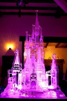 Ice sculpture YES please! Snow Sculptures, Sculpture Clay, Ice Sculpture Wedding, Ice Luge, Ice Carving, Frozen Art, Ice Bars, Ice Castles, Snow Art