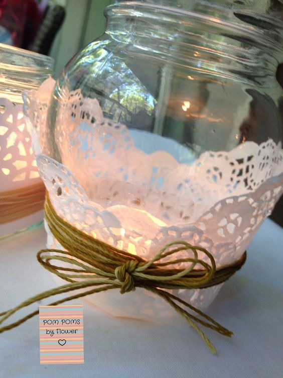 Ecco 30 idee da realizzare con dei semplici centrini di carta. Tutte da copiare! Paper Doily Crafts, Doilies Crafts, Paper Doilies, Diy Paper, Mason Jar Crafts, Mason Jars, Wedding Centerpieces, Wedding Decorations, Decor Wedding