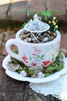 DIY Fairy Garden: A large teacup and saucer filled with styrofoam, covered with moss, pebbles, and miniature accessories becomes a place for fairies to enjoy tea and cookies | Mississippi Magazine Mini Fairy Garden, Fairy Garden Houses, Diy Fairy, Fairy Teacup Garden, Teacup Gardens, Miniature Fairy Gardens, Small Water Gardens, Fairy Terrarium, Miniature Terrarium