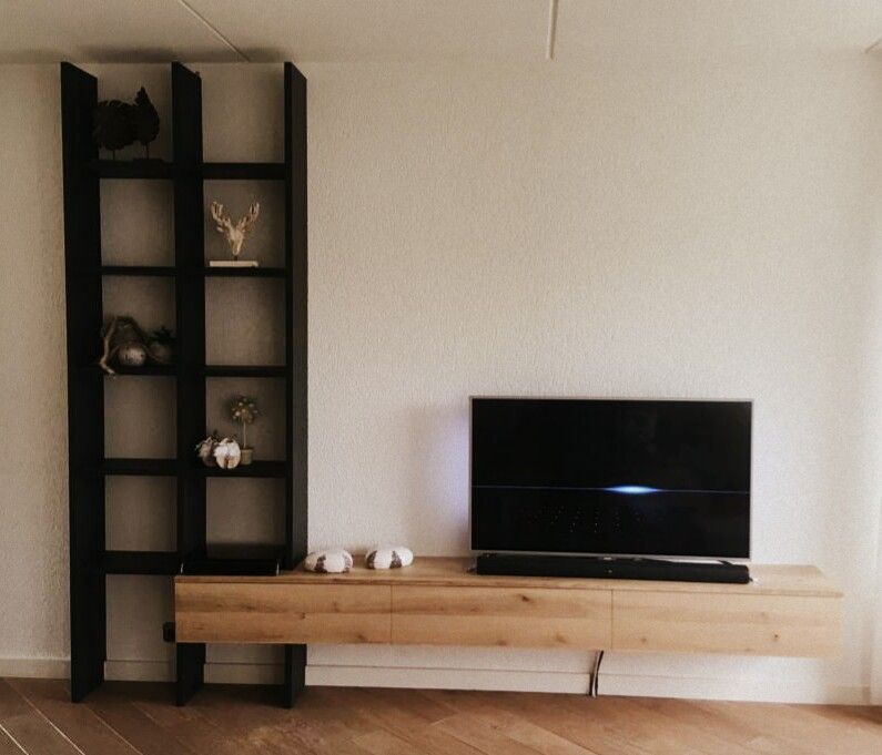 TV-meubel op maat. Een eiken meubel met drie lades en een ...