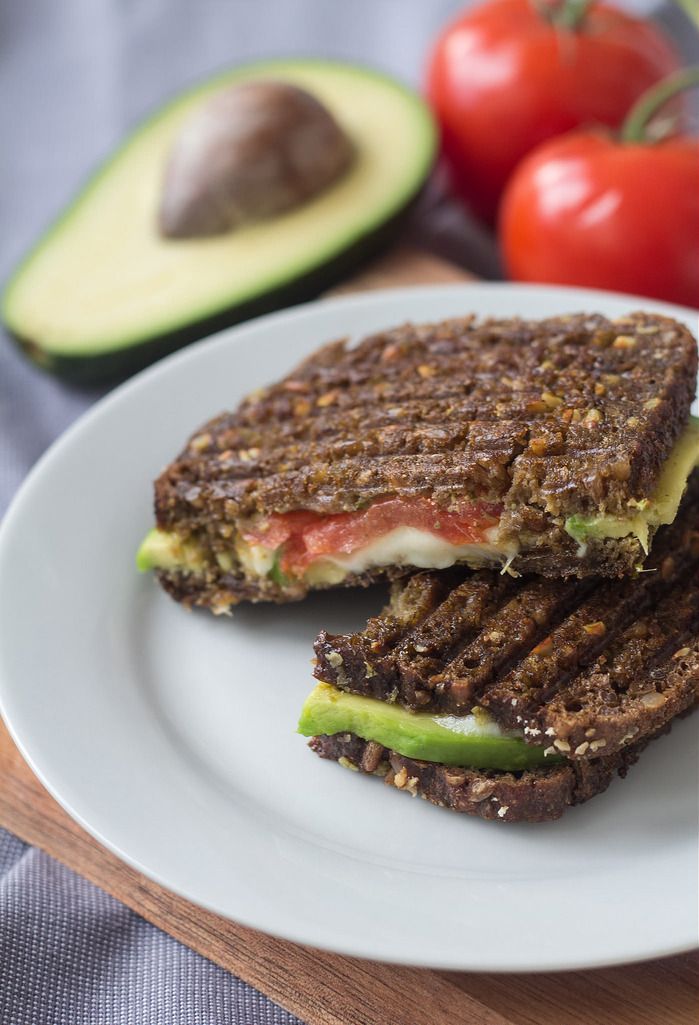 Rugbrødspanini med avokado og mozzarella