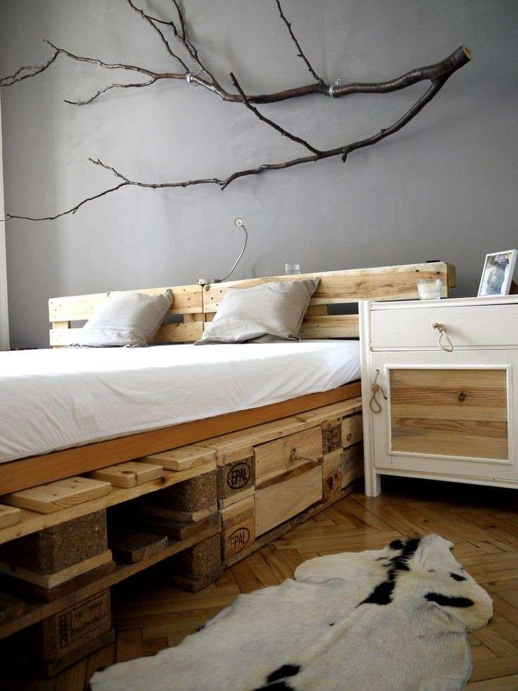 Letto con bancali Wood Pallet Bed Frame, Wooden Pallet Beds, Diy Pallet Bed, Pallet Furniture, Bed Pallets, Euro Pallets, Pipe Furniture, Furniture Vintage, Wooden Bed