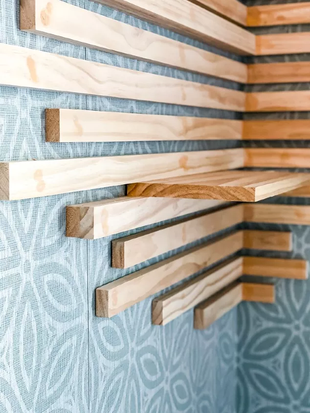 Hoy vas a aprender cómo hacer un estante de zapatos de bricolaje súper simple usando un efecto de pared de listones populares. Sigue leyendo para saber cómo hacer esta pared de listones DIY s... Into The Woods, Wood Slat Wall, Wood Slats, Pallet Wall Art, Pallet Walls, Diy Wood Projects, Woodworking Projects, Woodworking Videos, Woodworking Wood