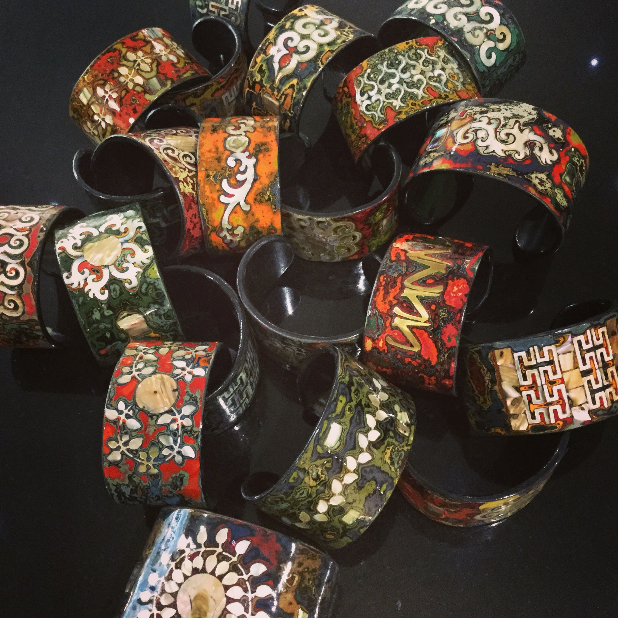 Handmade from coconut shell, painted and enamelled then embedded with mother of pearl. I purchased these beautiful unusual cuffs whilst in Hanoi Vietnam from an art studio set up to help budding artist whilst they are studying. The students make these cuffs to sell and help them. I personally love them. Each one is different and limited. 😄 do you like them? #exclusivejewelry #ariaanagems #designedwithyouinmind #worldtraveler #worldoftreasures #unique #cuff #lovejewels #fashionstyle #fashion Gems Jewelry, Jewelery, Hanoi Vietnam, Flipper, Shell Art, Coconut Shell, Exclusive Jewelry, World Traveler, Unusual