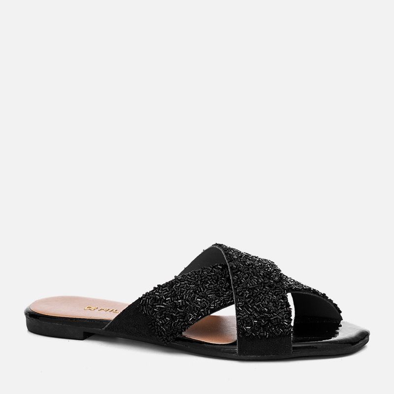 Rasteira com palmilha macia quadrada, tira dupla média cruzada em diagonal sobre os dedos e peito do pé com aplicação de pedrarias por toda a tira.
Fashion Tips
Pratica a flat Xhay vai deixar seus looks do dia a dia muito mais descolados, aposte para compor com vestidos, calças e shorts, deixando um toque suave de brilho na pele, como a estação pede. Diagonal, Toque, Sandals, Shorts, Tips, Products, Fashion, Glow, Women's