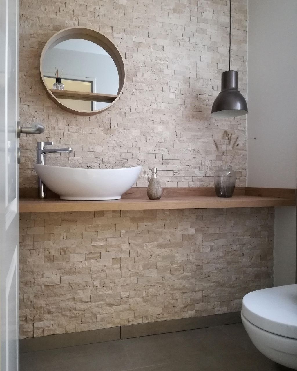 Badezimmer Design Ideen Offenen Regal Unterhalb Der Arbeitsplatte Gibt Es Genugend Platz U Modernes Badezimmer Waschtisch Klein Inneneinrichtung Apartments