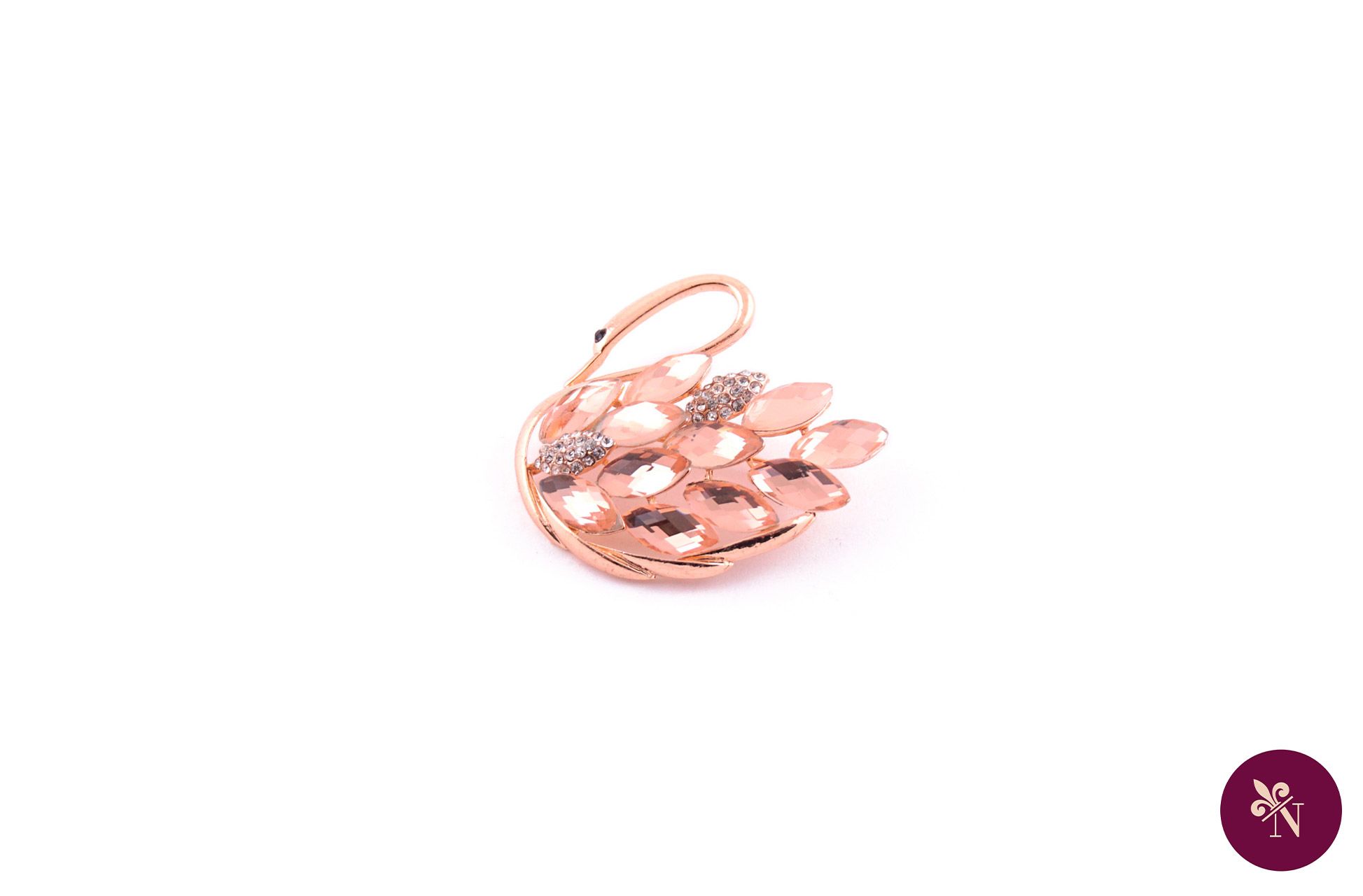 Broșă din metal de nuanță aurie. Broșă sub formă de lebădă accesorizată cu strasuri roz și translucide de diferite dimensiuni. Broșă cu agrafă potrivită pentru accesorizarea articolelor de îmbrăcăminte. Stud Earrings, Metal, Jewelry, Fashion, Moda, Jewlery, Jewerly, Fashion Styles, Stud Earring
