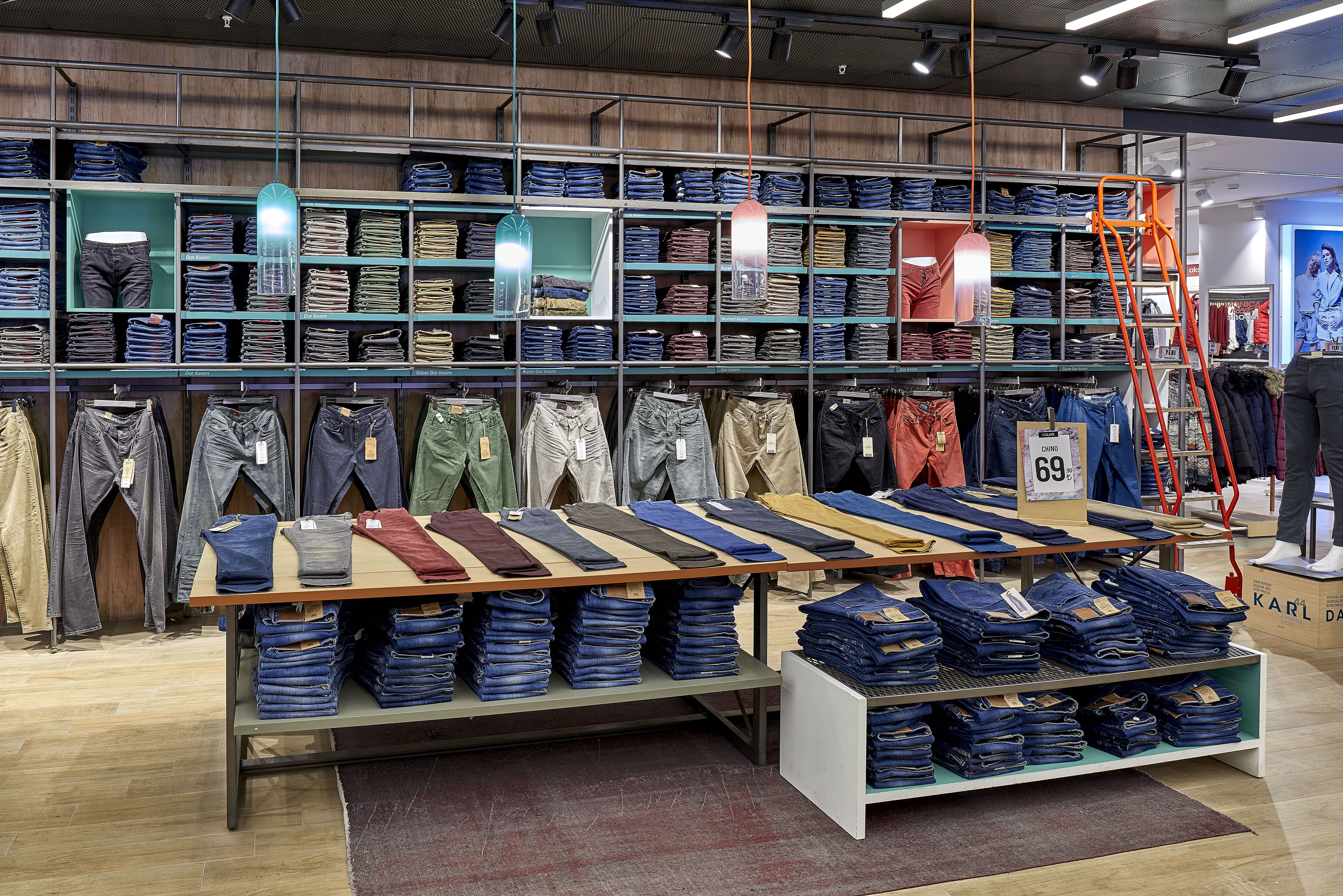 Colin S By Shopline Alles Aus Einer Hand Vom Design Uber Die Produktion Bis Zur Installati Store Interiors Shop Interior Design Clothing Store Interior