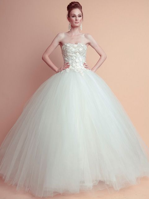 vestido de novia strapless con apliques en el corpiño y falda de tul