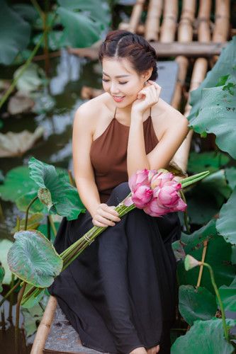Mê mẩn ảnh diễn viên Thanh Hương mặc áo yếm chụp bên sen | Foci