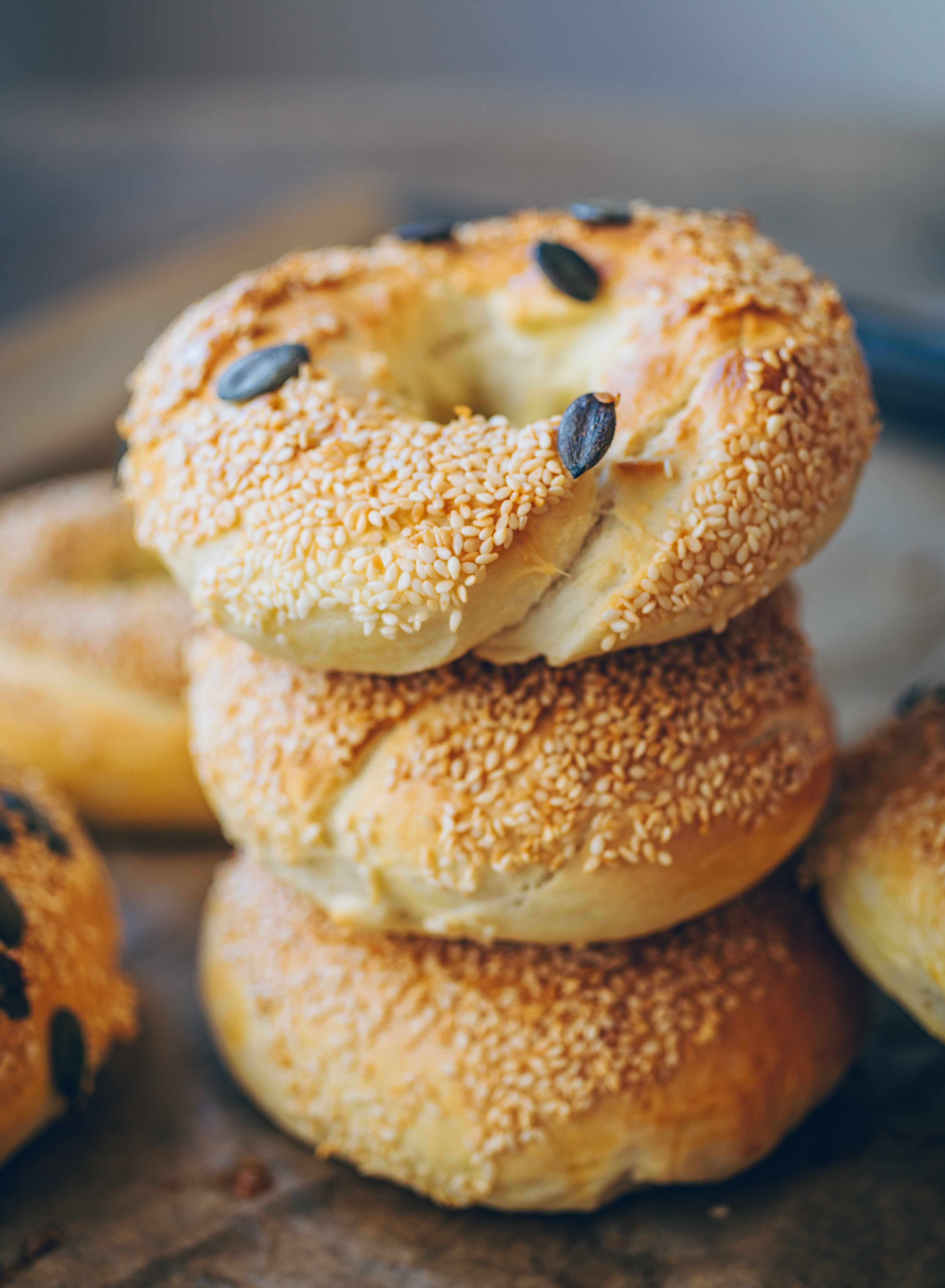 Bagels Rezept mit Sesam, Mohn oder Kürbiskernen - Klara`s Life Homemade Bagels, Homemade Jam, Basic Recipes, Healthy Recipes, Healthy Food, Vegan Crumble, Food Advertising, Watercress, Bread And Pastries