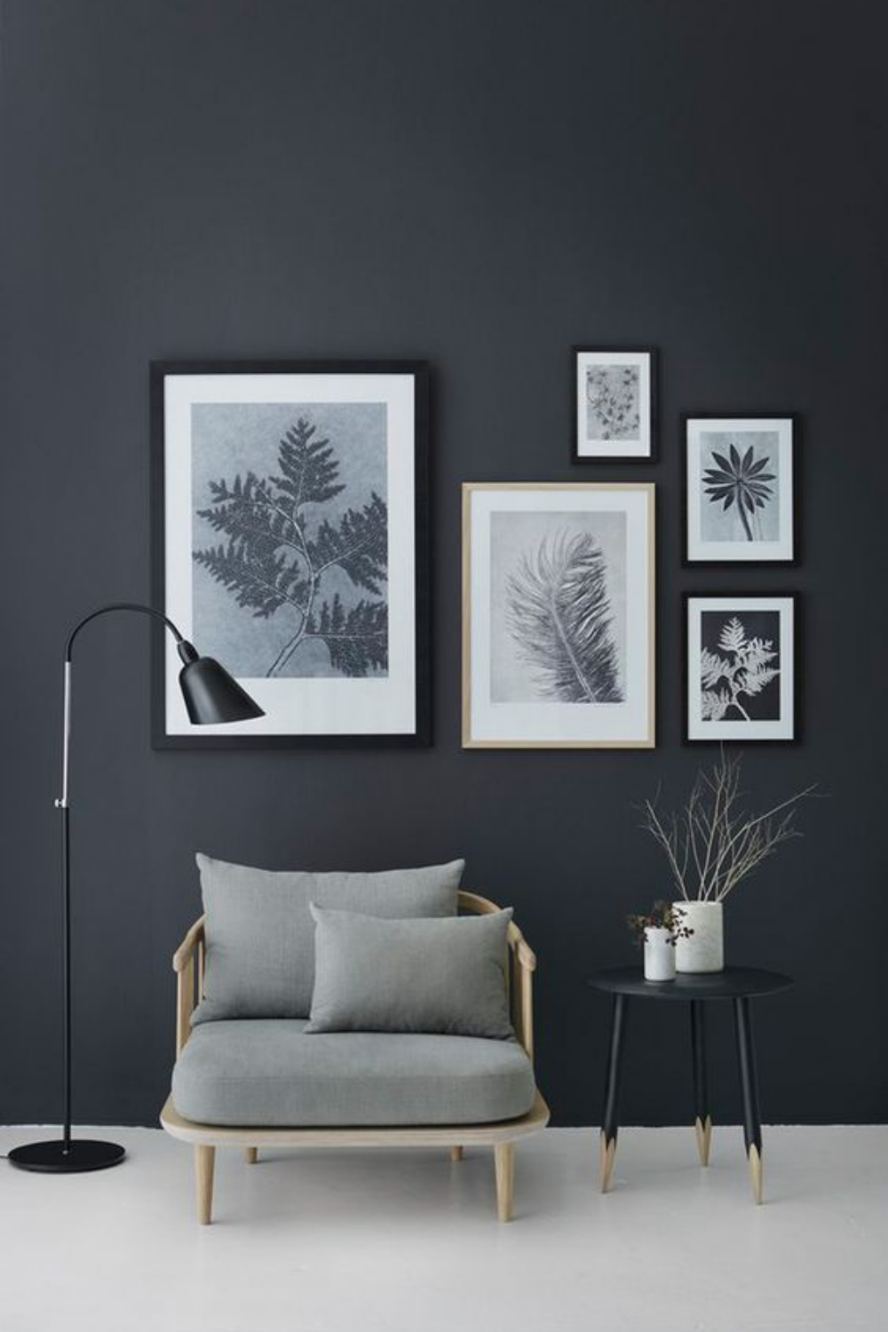 Hoje vamos falar sobre decoração, mas mas precisamente sobre as cores preto e branco, que formam uma combinação clássica e atemporal. Quando bem utilizada, essa paleta pode criar ambientes elegantes, contemporâneos e sofisticados. Uma das grandes vantagens de utilizar essas cores na decoração do seu ambiente é a versatilidade, pois eles combinam com diferentes tonalidades e cores, podendo ser utilizadas em qualquer ambiente da casa. #decoração #pretoebranco #minimalismo #decoracaocasa Monochrome Home Decor, Scandinavian Style Home, Scandinavian Interior, Doors Interior, Interior Spaces, House Interior, Interior Pictures, Wall Decor Pictures, Dark Interiors