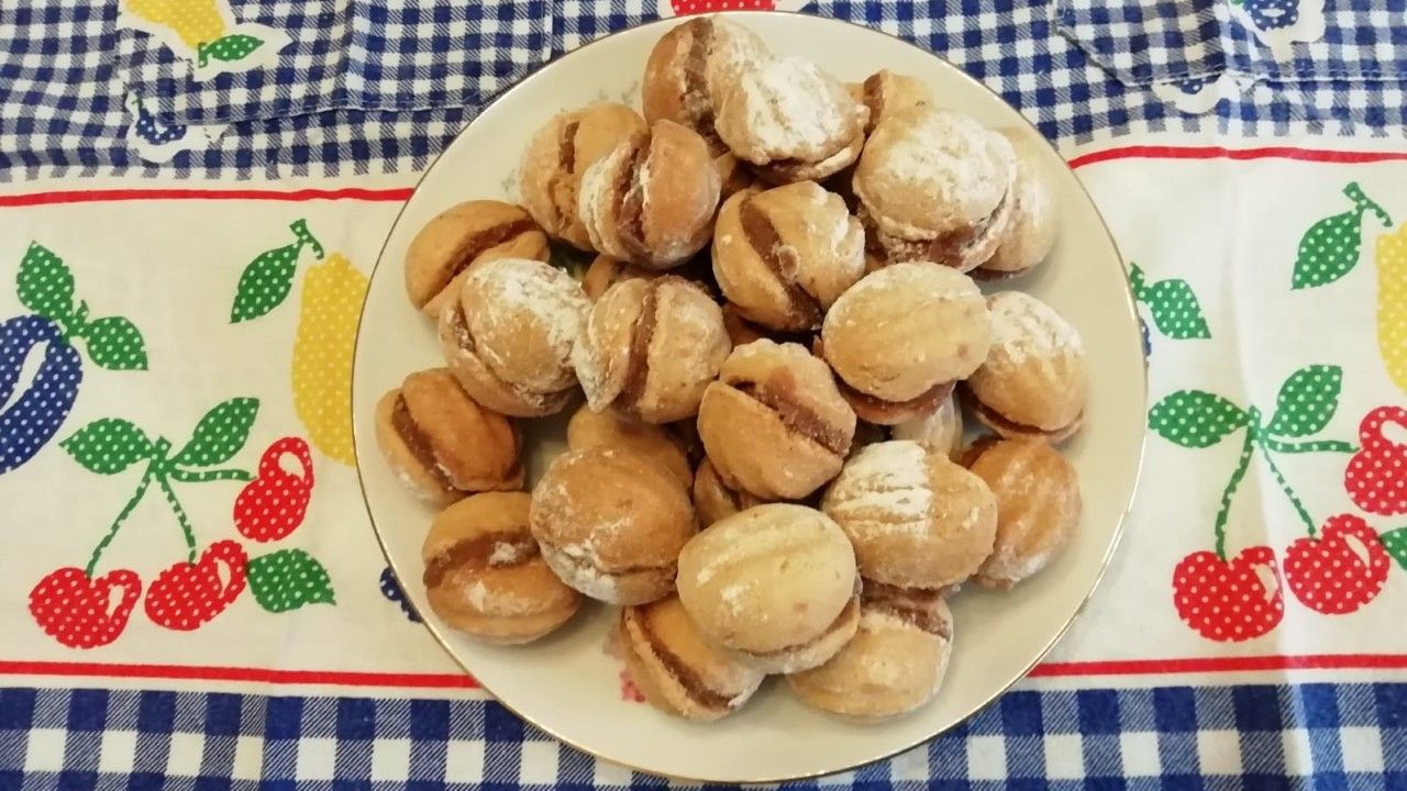 Dacă vă este dor de gustul copilăriei încercați această rețeta, de nuci cu crema de cacao, este la fel de delicioasa ca altădată! Pofta buna! Almond, Deserts, Food, Essen, Almond Joy, Postres, Meals, Dessert, Yemek