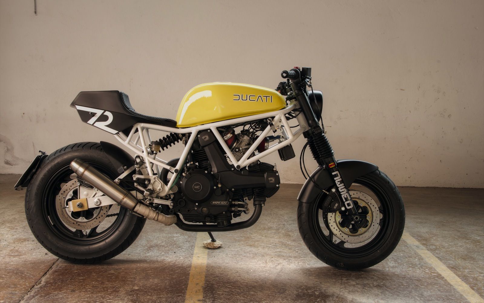 Espresso Giallo ドゥカティ カフェレーサー 単車