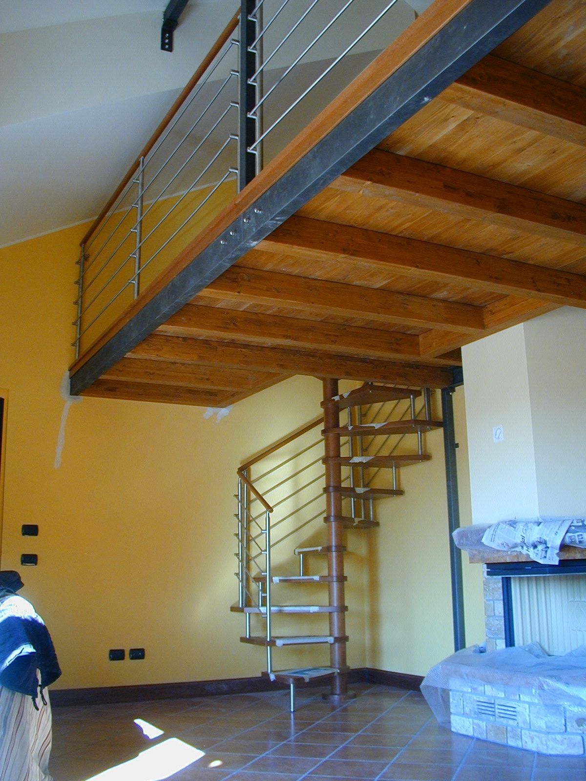 Soppalco con struttura mista legno e ferro e scala a chiocciola in ... Soppalco di legno
