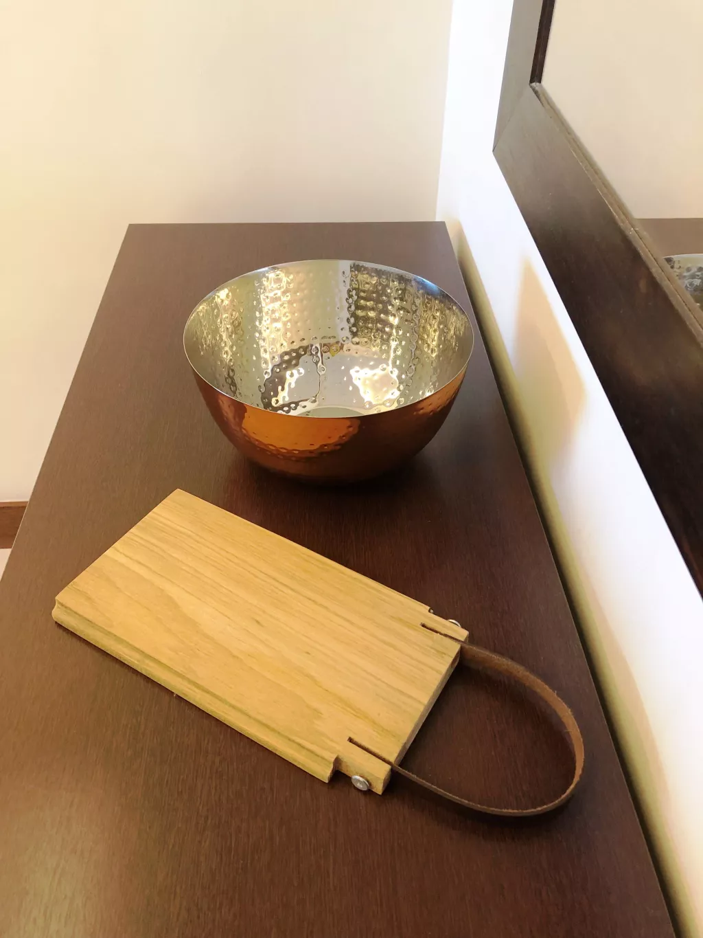 Inspirado neste momento tão especial que é a Copa do Mundo, quando reunimos amigos e parentes para assistir os jogos, o Kit Al Bayt é perfeito para quem gosta de receber com charme e praticidade.
É composto por um Bowl Yasmin Cobre Marteladinho Médio e uma Tábua Gourmet Charlotte Pequena.
O Bowl Yasmin Cobre Marteladinho Médio é uma peça super coringa. Pode ser usado como saladeira, como balde para bebidas, como fruteira e até mesmo como cachepô. Todo em aço inoxidável e com um acabamento mar Charlotte, Kit, Products, Auto Paint, In This Moment, Fruit Holder, Bucket, Being Used, Copper