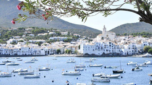 Casi 60 mil participantes de una encuesta realizada por Lonely Planet eligieron como el pueblo más lindo a Cadaqués, en la Costa Brava. Cinque Terre, Travel Around The World, Around The Worlds, Lonely Planet, Villa, Costa, Paris Skyline, Sydney Opera House, Italy