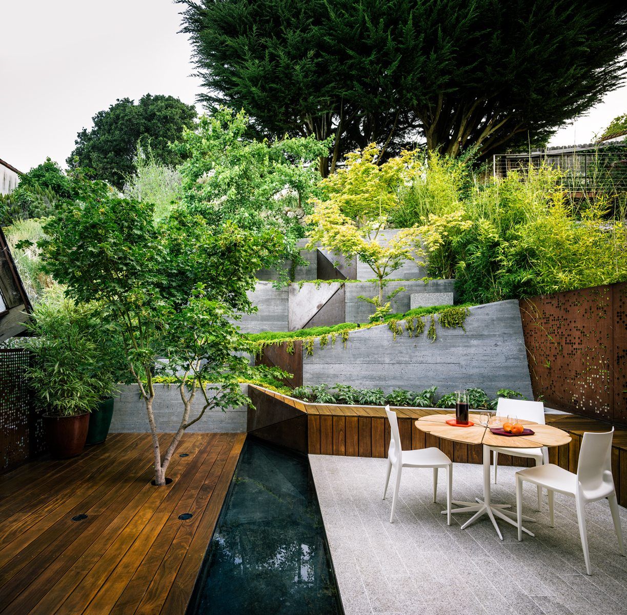 Mary Barensfeld Architecture | Backyard design, Sloped backyard, Modern garden