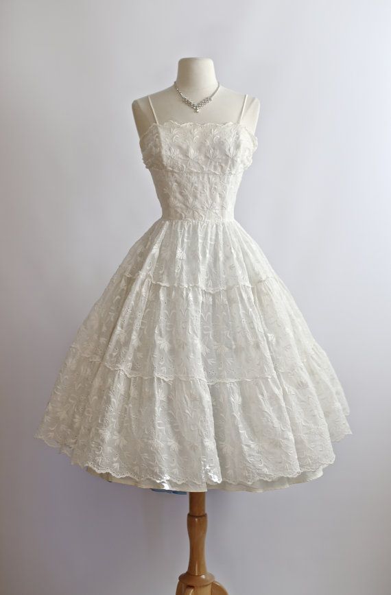 RESERVIERT für AURORA // Vintage 1950er Jahre Brautkleid ~ 50er Jahre Öse Spitze Brautkleid ~ Vintage 1950er Jahre Tee Länge Brautkleid – Hochzeit und Braut RESERVIERT für AURORA // Vintage 1950er Jahre Brautkleid ~ 50er Jahre Öse Spitze Brautkleid ~ Vintage 1950er Jahre Tee Länge Brautkleid – Hochzeit und Braut