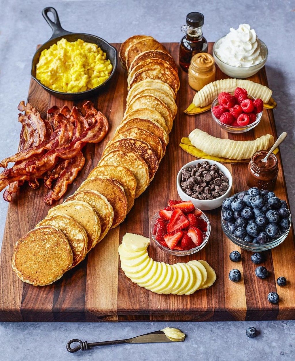 Cómo hacer tablas de tortitas dulces y saladas para elevar tu brunch casero a otro nivel en solo tres pasos Breakfast Platter, Yummy Breakfast, Breakfast Brunch, Breakfast Recipes, Breakfast Pancakes, Butter Pancakes, Brunch Box, Sunday Morning Breakfast, Romantic Breakfast