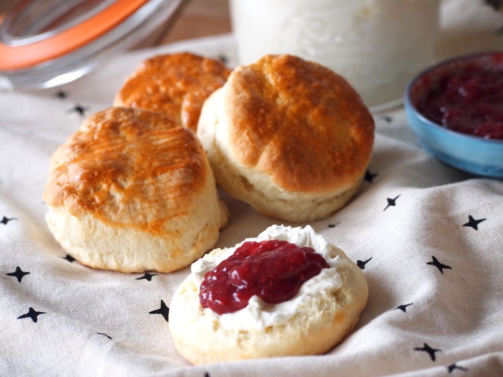 Scones zijn het hele jaar door lekker, maar voor mij horen ze eigenlijk echt bij het paasontbijt. Ze zijn makkelijk en snel te maken... High Tea Food, Scones, Tea Recipes, Diy Food, Hamburger Bun, Recepies, Mini Cheesecake, Tea Time, Foodies