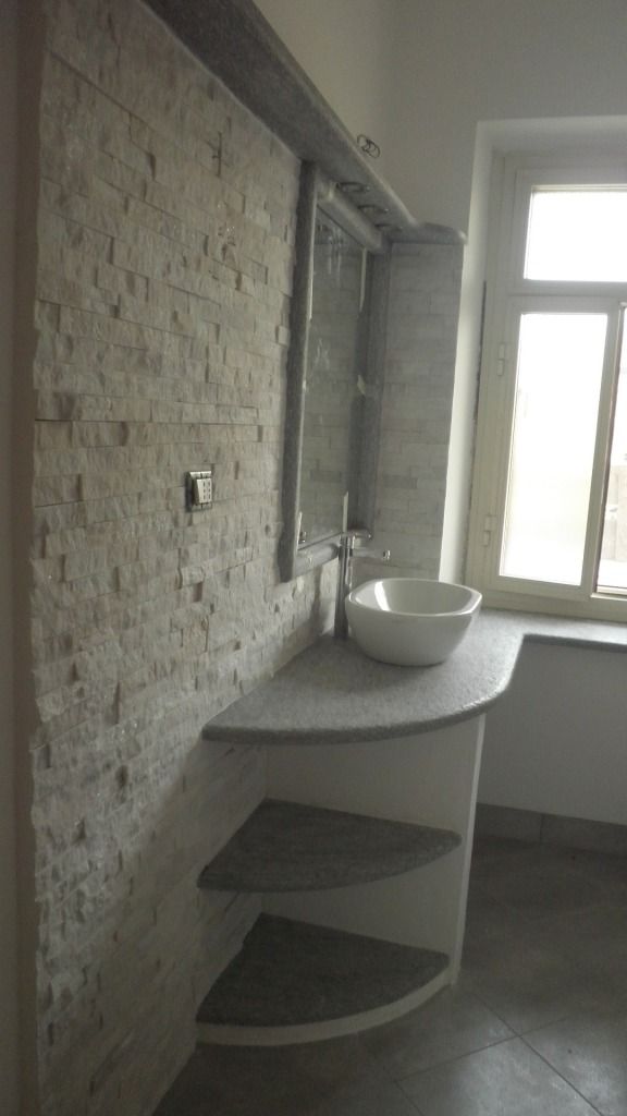 Top bagno in pietra di luserna spazzolata, rivestimento parete in ... Rivestimento bagno in pietra