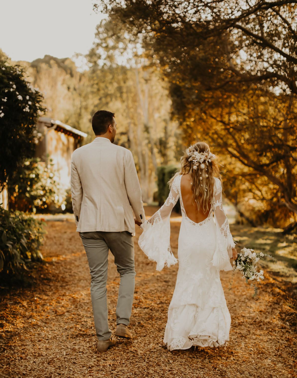 Casamento boho ao ar livre: os noivos. Buscando inspiração para um lindo casamento boho? Acesse o blog e encontre as