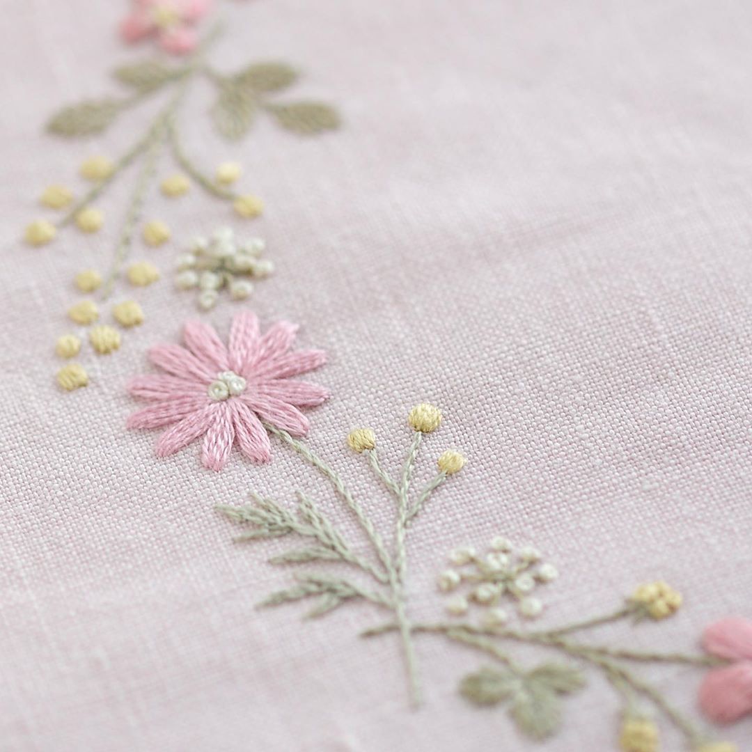 アトリエ ド ノラ 刺繍 Atelier De Nora On Instagram ボタニカル刺繍で彩る服と小物 より こちらはリースの一部を切り取ったものです 春のテーマカラーはピンクです 各季節1 Hand Embroidery Hand Embroidery Projects Embroidery アトリエ ド ノラ 刺繍 Atelier De Nora On Instagram ボタニカル刺繍で彩る服と小物 より こちらはリースの一部を切り取ったものです 春のテーマカラーはピンクです 各季節1 Hand Embroidery Hand Embroidery Projects Embroidery