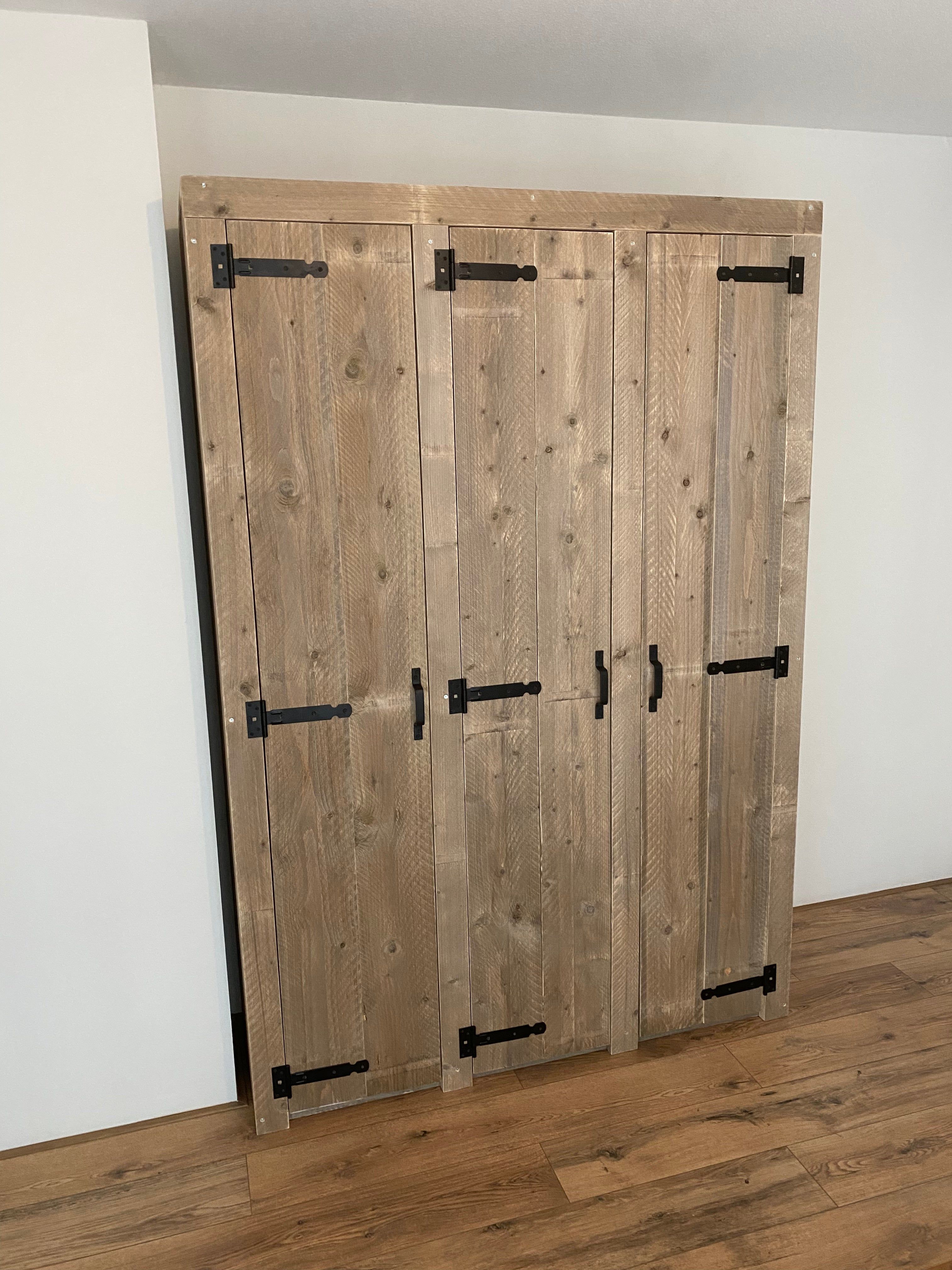 Steigerhouten kledingkast Monster Deze steigerhouten kledingkast is gemaakt van 28mm steigerhout. Het is een stoere kast met een natuurlijke uitstraling voor het opbergen van kleding. Er kan een keuze worden gemaakt uit verschillende breedtes, hoogtes en dieptes. Daarnaast kan er ook een keuze worden gemaakt uit de indeling van de kast. Zo zijn er verschillende opties voor de legplanken en de hanggedeeltes. Afmeting: Kledingkast op de eerste afbeelding is 210 x 150 x 60cm (HxBxD) Afwerking: Alle Room Divider, Furniture, Home Decor, Products, Decoration Home, Room Decor, Home Furnishings, Home Interior Design, Gadget