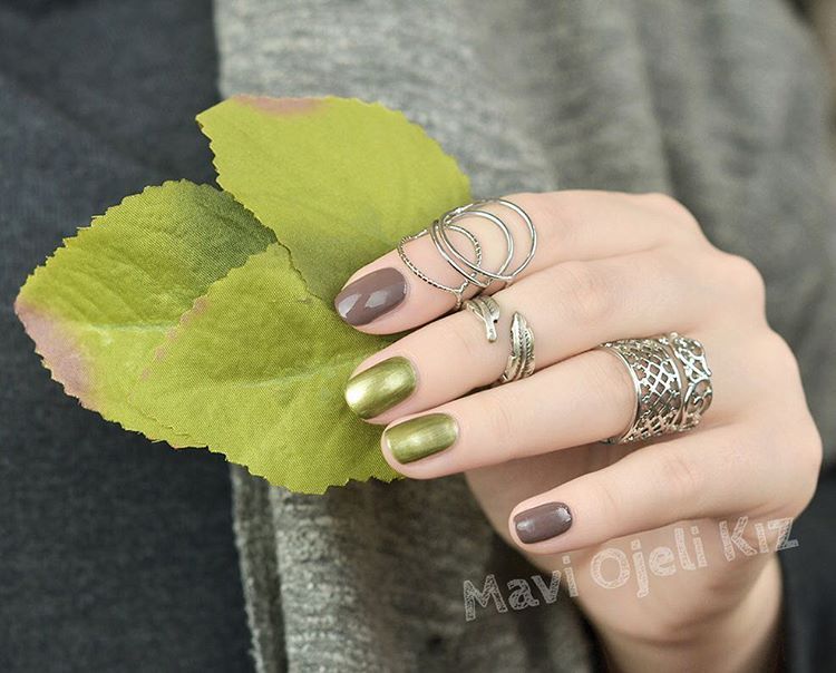 Yesil Ojeyle Fotograf Cekmeyi Unutmusum Kednisi Rimmel Marka Kodu 144 Mercury Watsonsturkiye Rimmel Nail Gemstones Gemstone Rings