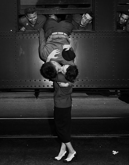Powerful Vintage Photos Of Soldiers Kissing Their Loved Ones
