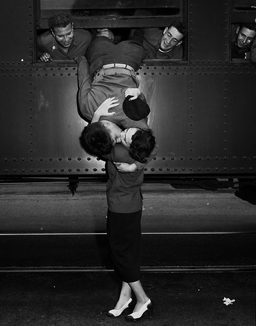 Powerful Vintage Photos of Soldiers Kissing Their Loved Ones