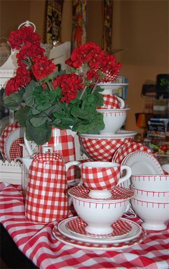 Red And White Kitchen, Red Kitchen, Blue And White, Kitchen Items, Kitchen Retro, Vintage Kitchen, Kitchen Island, Red Decor, White Decor