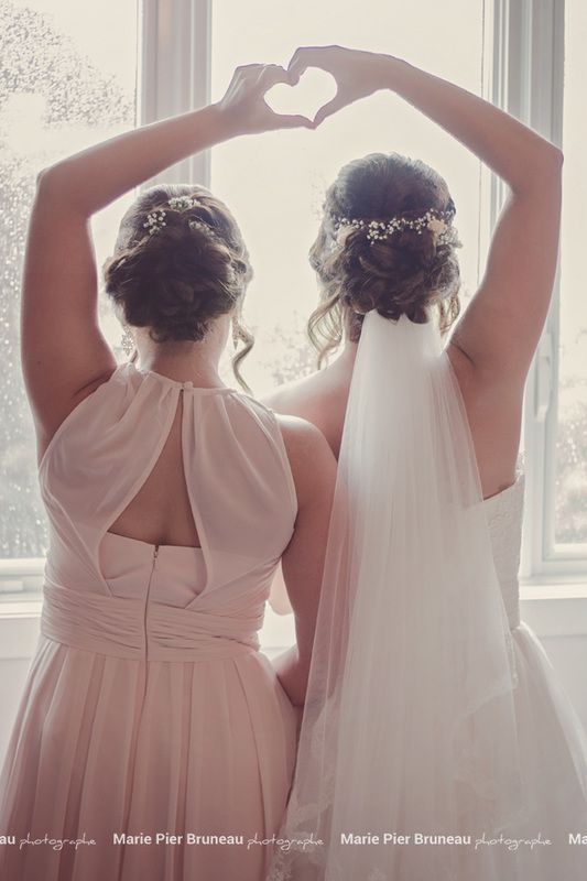 Bridesmaid. Sister. wedding day. Rainy day. Prep. Ready to go. Love. Old pink off white. hairdo. - Demoiselle d'honneur. Soeurs. Mariage. Pluvieux. Pret à partir. Préparation. Amour. Vieux rose. Coiffure. Wedding Picture Poses, Wedding Poses, Wedding Photoshoot, Wedding Ceremony, Wedding Dresses, Sister Wedding Pictures, Ideas For Wedding Pictures, Wedding Rings, Wedding Favors