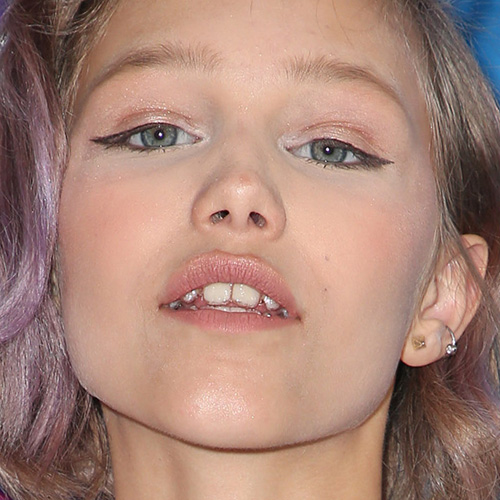 Grace Vanderwaal Makeup: Black Eyeshadow, Bronze Eyeshadow & Nude Lipst...