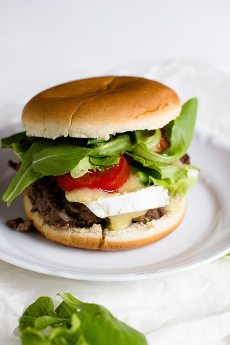 Burger mit Blaubeer-BBQ Sauce und Brie - Sasibella
