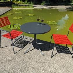 Reduzierte Metall-Gartentische